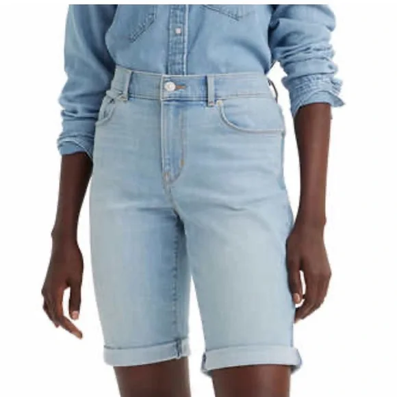 NWT. Levi's Ladies' Bermuda
Short. Size 28. - Picture 1 of 4